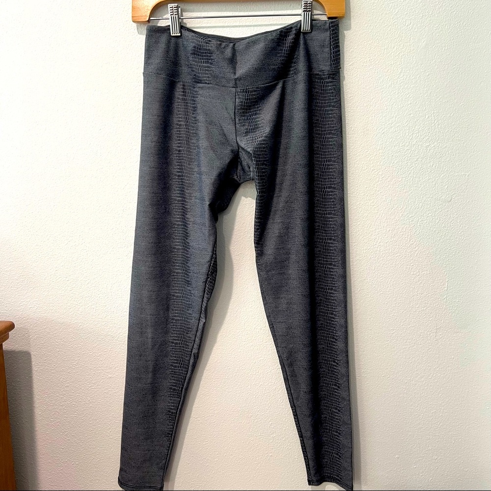 Onzie yoga leggings gray snake skin pattern print size M/L